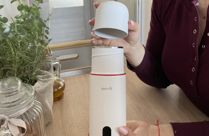 donna che tiene un thermos sopra un tavolo