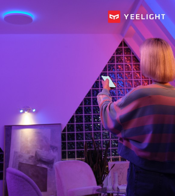 donna in una stanza illuminata di viola con un'app stereo luminosa